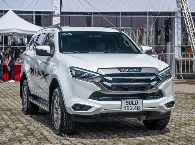 Isuzu mu-X 2022 giảm giá mạnh tại đại lý dù mới ra mắt: Thấp nhất 870 triệu đồng, tham vọng đối đầu Fortuner, Everest - Ảnh 2.