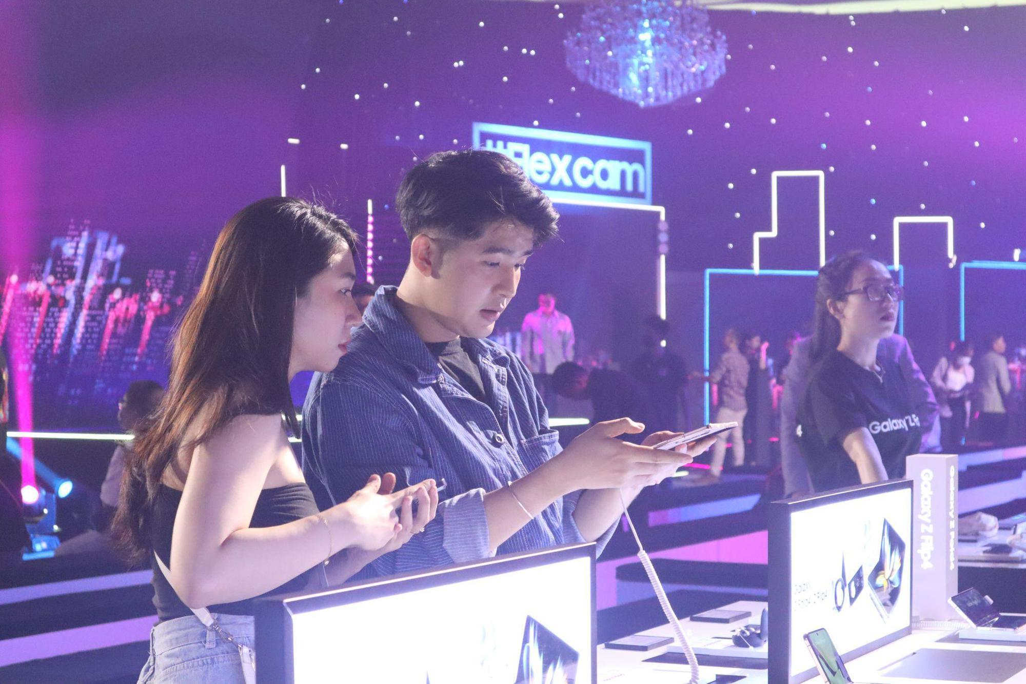 Tín đồ công nghệ hào hứng tham gia sự kiện trải nghiệm Galaxy Z Flip4 và Z Fold4 ngay sau khi ra mắt trên toàn cầu - Ảnh 2. Tín đồ công nghệ hào hứng tham gia sự kiện trải nghiệm Galaxy Z Flip4 và Z Fold4 ngay sau khi ra mắt trên toàn cầu - Ảnh 2.