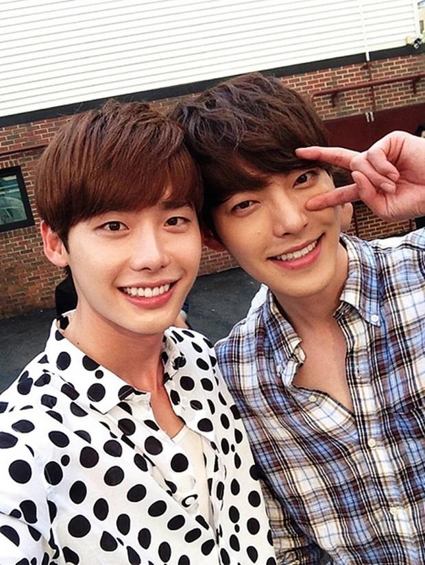 Nam thần Lee Jong Suk nên duyên với toàn minh tinh hạng A nhưng người đặc biệt nhất lại là Kim Woo Bin - Ảnh 16.