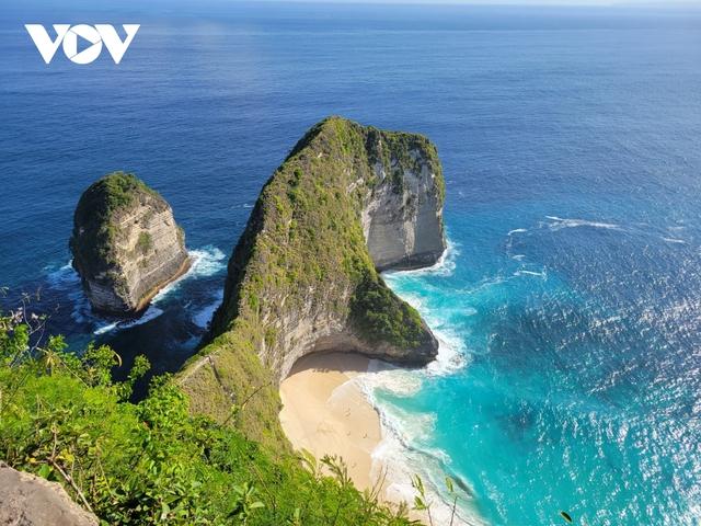 Khám phá sống lưng khủng long tuyệt mỹ trên đảo Nusa Penida ở Bali - Ảnh 2.