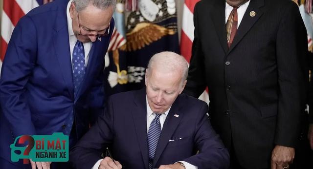 Chính sách xe điện ông Joe Biden mới ký: Treo lợi thế của VinFast "bằng sợi tóc" - Ảnh 1.