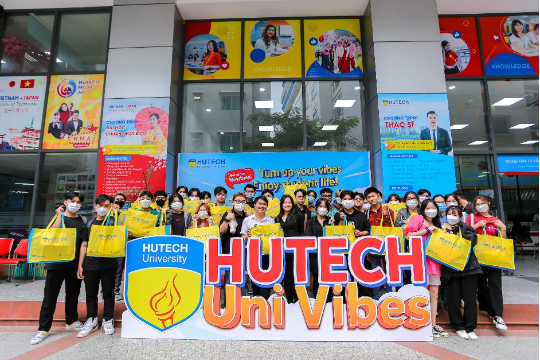 Thí sinh nhiều tỉnh xa rộn ràng đến HUTECH nhập học - Ảnh 7.