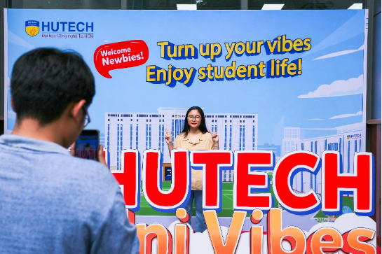 Thí sinh nhiều tỉnh xa rộn ràng đến HUTECH nhập học - Ảnh 6.