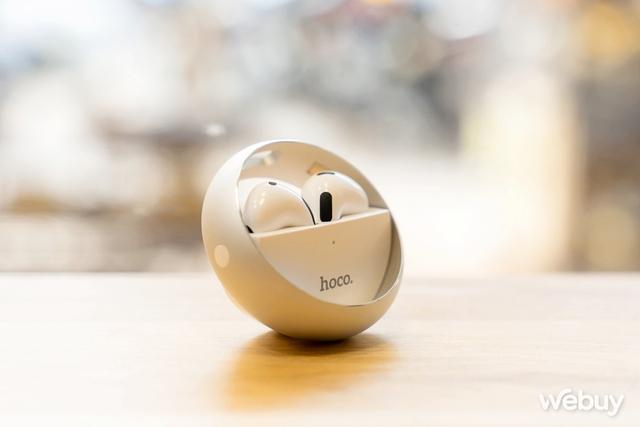 Tai nghe Hoco EW23: Hộp sạc xoay tròn lạ mắt, thiết kế y hệt AirPods 3, giá rất rẻ - Ảnh 1.