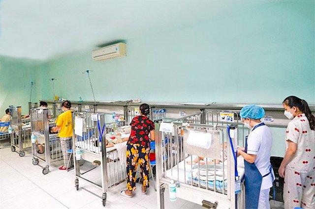 Adenovirus tiếp tục chạm mốc hơn 1.400 ca, 7 trẻ tử vong: Cha mẹ cần phân biệt rõ với bệnh hô hấp thông thường - Ảnh 1. Adenovirus tiếp tục chạm mốc hơn 1.400 ca, 7 trẻ tử vong: Cha mẹ cần phân biệt rõ với bệnh hô hấp thông thường - Ảnh 1.