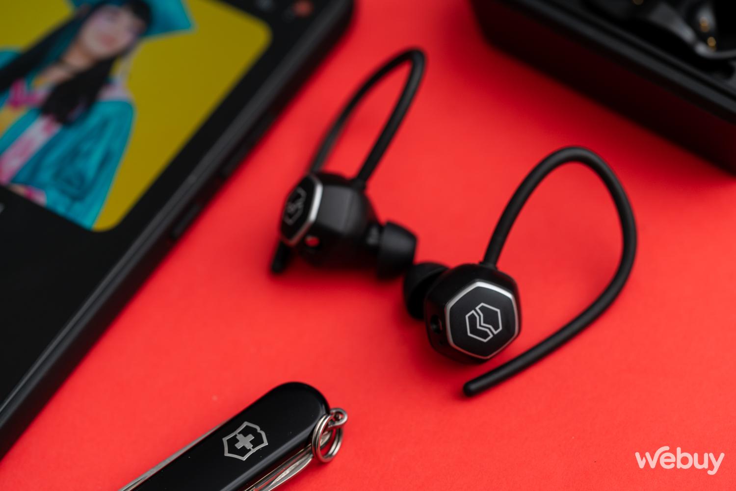 Đánh giá tai nghe V-Moda Hexamove Pro: Đúng "chất V-Moda" từ thiết kế tới chất âm - Ảnh 10. Đánh giá tai nghe V-Moda Hexamove Pro: Đúng "chất V-Moda" từ thiết kế tới chất âm - Ảnh 10.