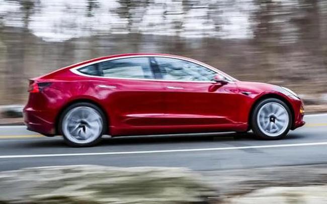 Xe điện Tesla di chuyển hơn 2.500km mà không cần sạc lại nhờ... máy phát