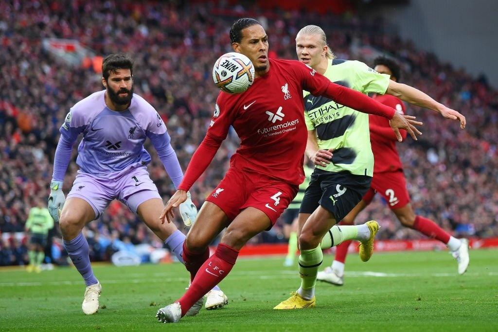 Haaland bất lực trước Van Dijk nói riêng và hàng phòng ngự Liverpool nói chung.