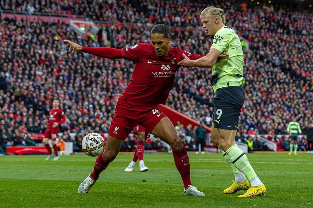 Haaland không thể phát huy lợi thế về thể chất khi đối đầu Van Dijk bên phía Liverpool. Ảnh: Reuters.