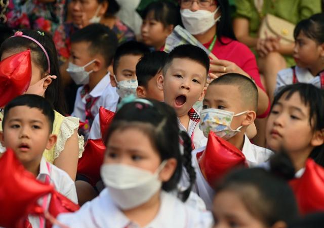 Chuyên gia tâm lý: "Có nhiều giải pháp để đảm bảo chất lượng giấc ngủ cho trẻ chứ không chỉ mỗi phương án 'lùi giờ học''' - Ảnh 2.