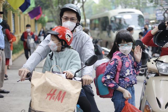 Chuyên gia tâm lý: "Có nhiều giải pháp để đảm bảo chất lượng giấc ngủ cho trẻ chứ không chỉ mỗi phương án 'lùi giờ học''' - Ảnh 6.