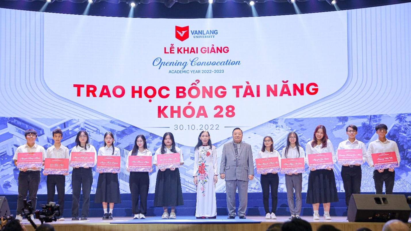 Đại học Văn Lang trao hơn 350 suất học bổng và khai giảng năm học 2022 - 2023 - Ảnh 2.