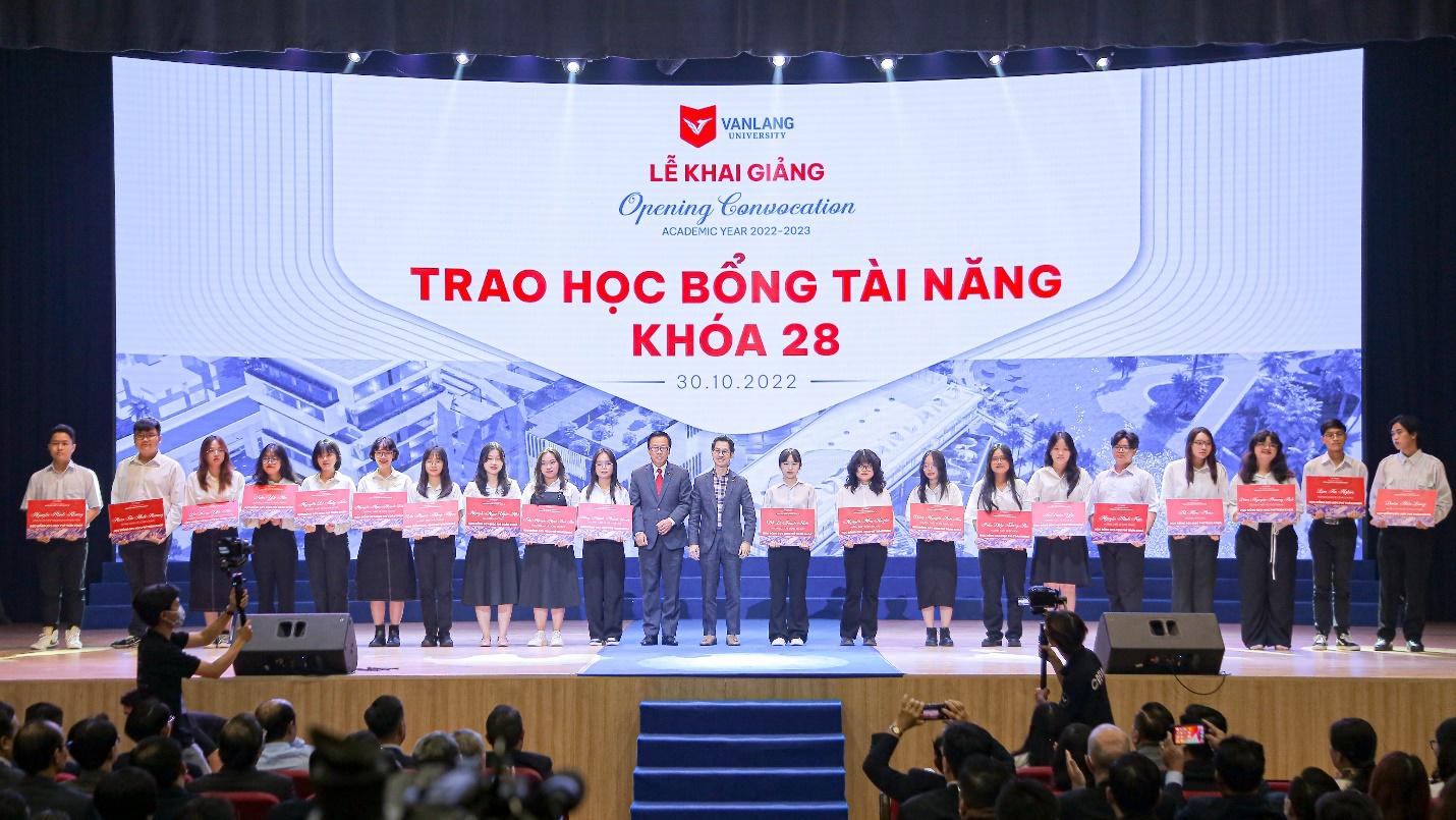 Đại học Văn Lang trao hơn 350 suất học bổng và khai giảng năm học 2022 - 2023 - Ảnh 3.