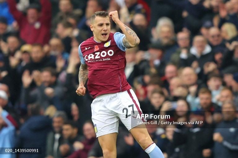 Lucas Digne sút phạt hiểm hóc. Ảnh: AFP