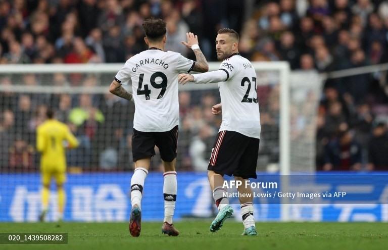 Luke Shaw (số 23) níu kéo hy vọng có điểm cho Man United.  Ảnh: AFP