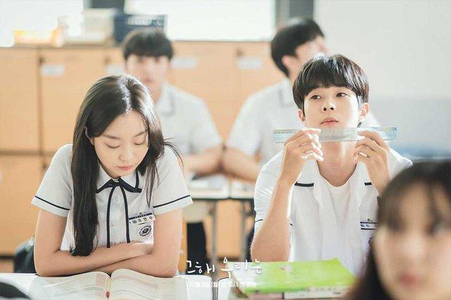 5 màn "cưa sừng làm nghé" đỉnh nhất phim Hàn 2022: Song Joong Ki U40 vẫn đóng học sinh - Ảnh 5. 5 màn "cưa sừng làm nghé" đỉnh nhất phim Hàn 2022: Song Joong Ki U40 vẫn đóng học sinh - Ảnh 5.