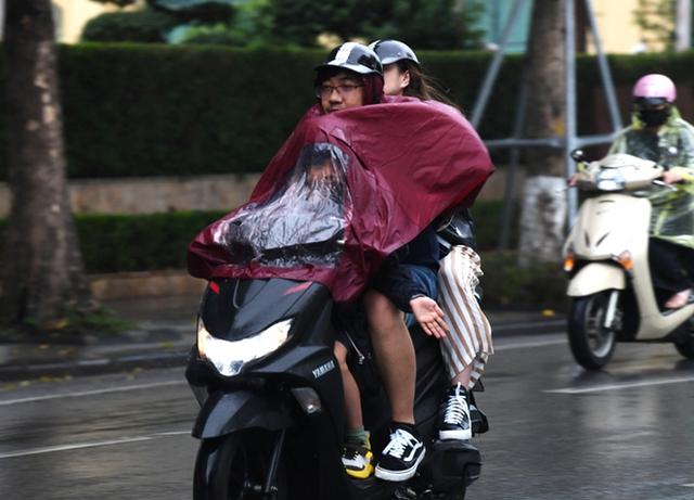 Gió mùa tràn về, người dân Hà Nội thích thú tận hưởng không khí se lạnh kèm mưa nhỏ  - Ảnh 3.