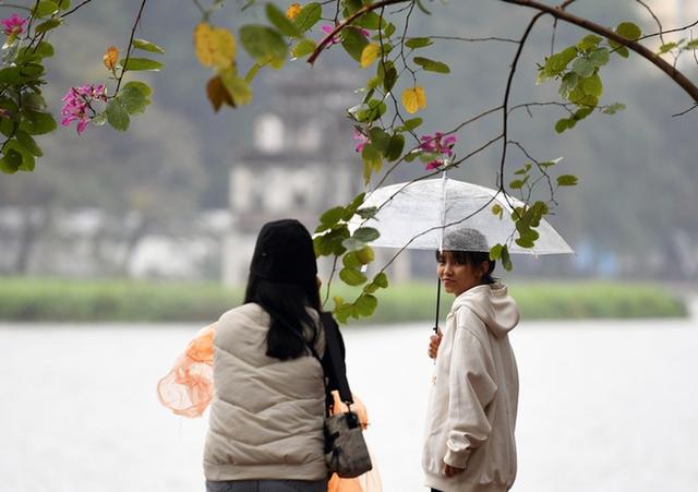 Gió mùa tràn về, người dân Hà Nội thích thú tận hưởng không khí se lạnh kèm mưa nhỏ  - Ảnh 9.