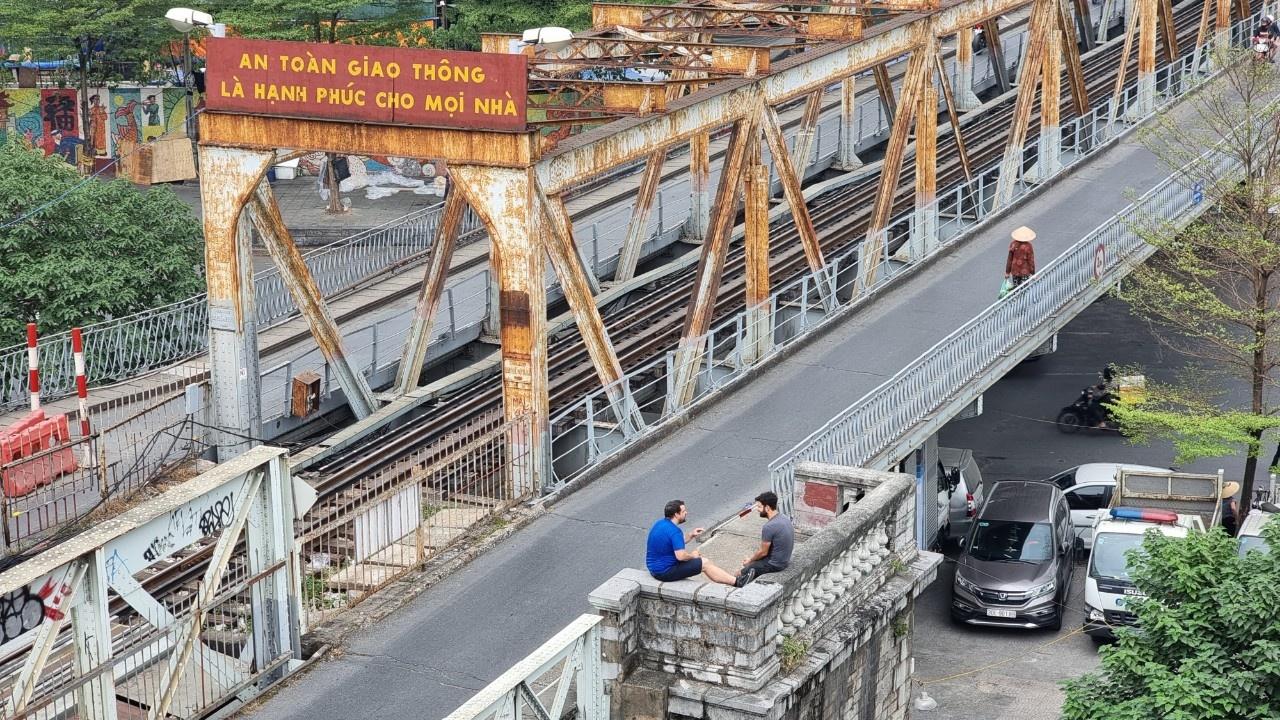 Hai du khách nước ngoài ghé thăm cầu Long Biên một sáng cuối tuần. Ảnh: Ngọc Tân.