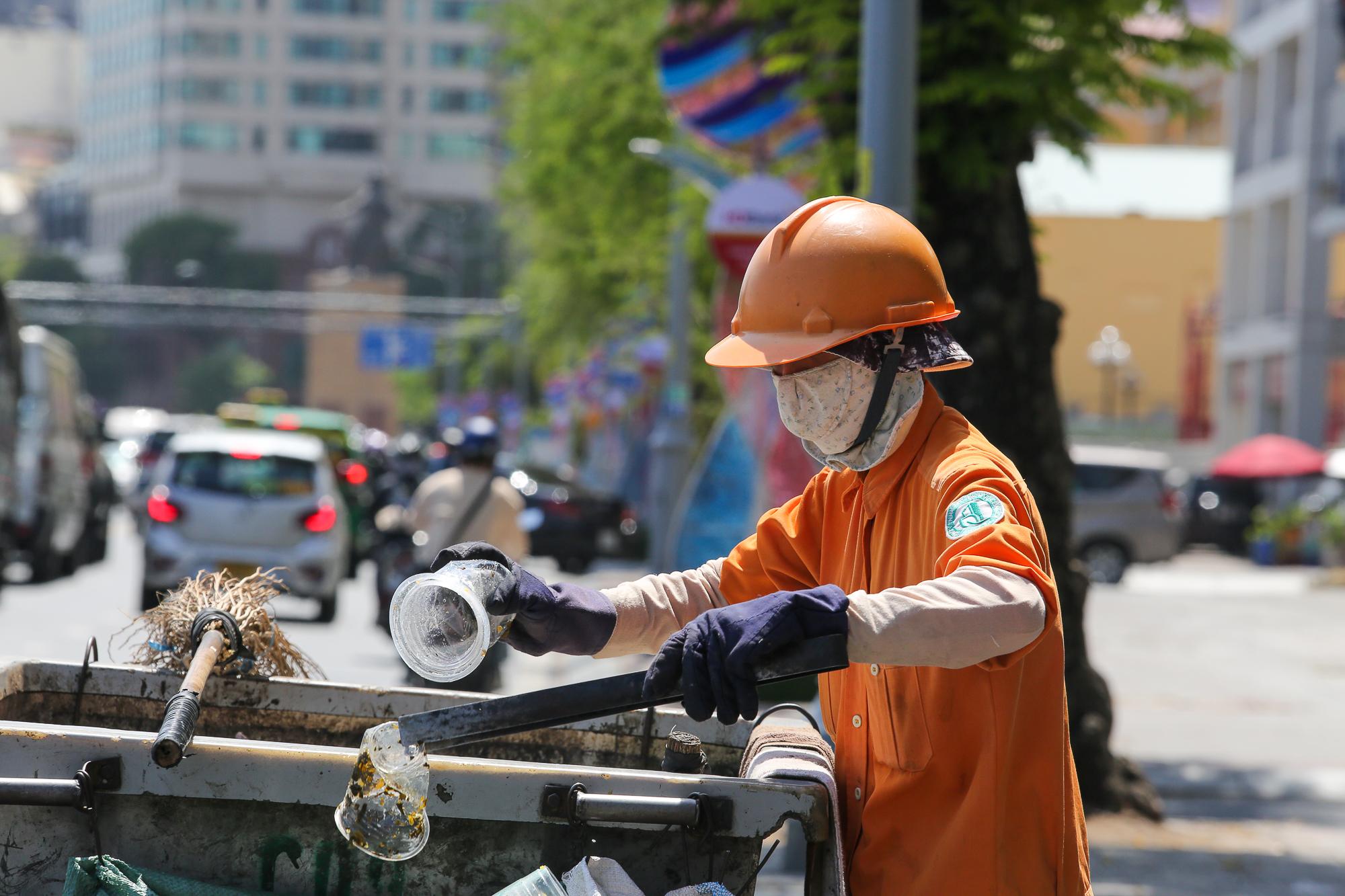 TP.HCM nắng nóng rát mặt sau Tết, người dân ngủ gầm cầu, tưới nước giải nhiệt  - Ảnh 9.