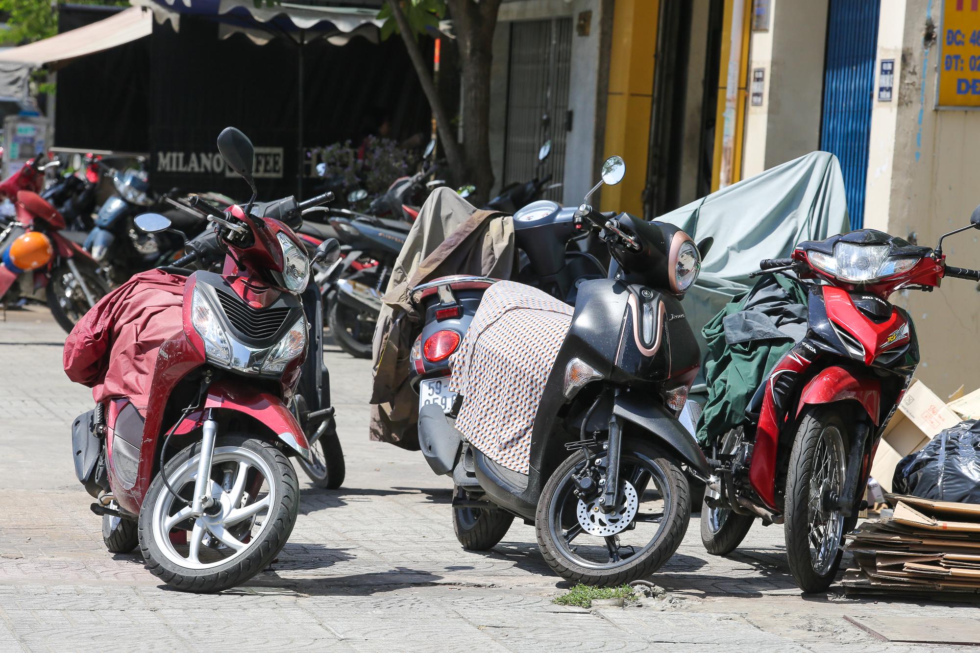 TP.HCM nắng nóng rát mặt sau Tết, người dân ngủ gầm cầu, tưới nước giải nhiệt  - Ảnh 13.