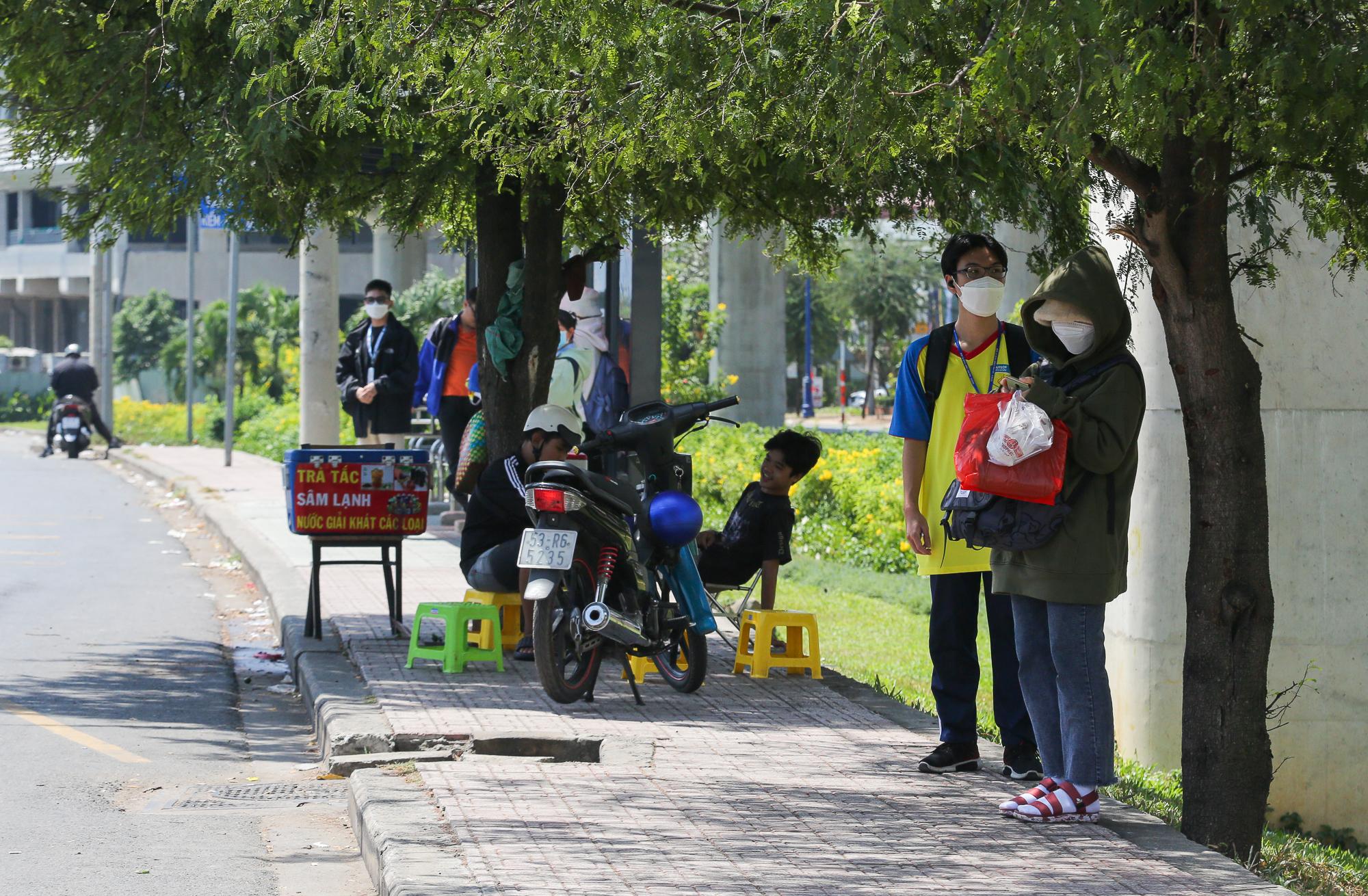 TP.HCM nắng nóng rát mặt sau Tết, người dân ngủ gầm cầu, tưới nước giải nhiệt  - Ảnh 12.