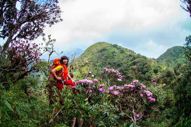 Xu hướng “sưu tập mạo hiểm” mới của hội chị em để chinh phục các ngọn núi cao nghìn mét tại Việt Nam - Ảnh 12.