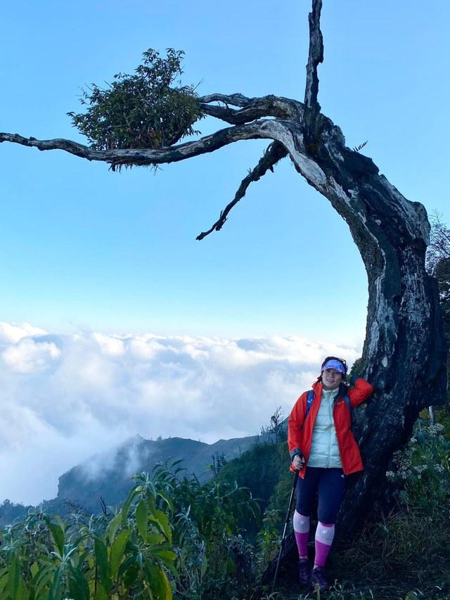 Xu hướng “sưu tập mạo hiểm” mới của hội chị em để chinh phục các ngọn núi cao nghìn mét tại Việt Nam - Ảnh 4.