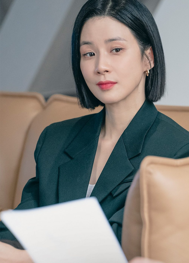 "Chị đại" Lee Bo Young ăn mặc đẹp đỉnh trong phim mới, ngắm đi ngắm lại 1000 lần vẫn mê  - Ảnh 8.