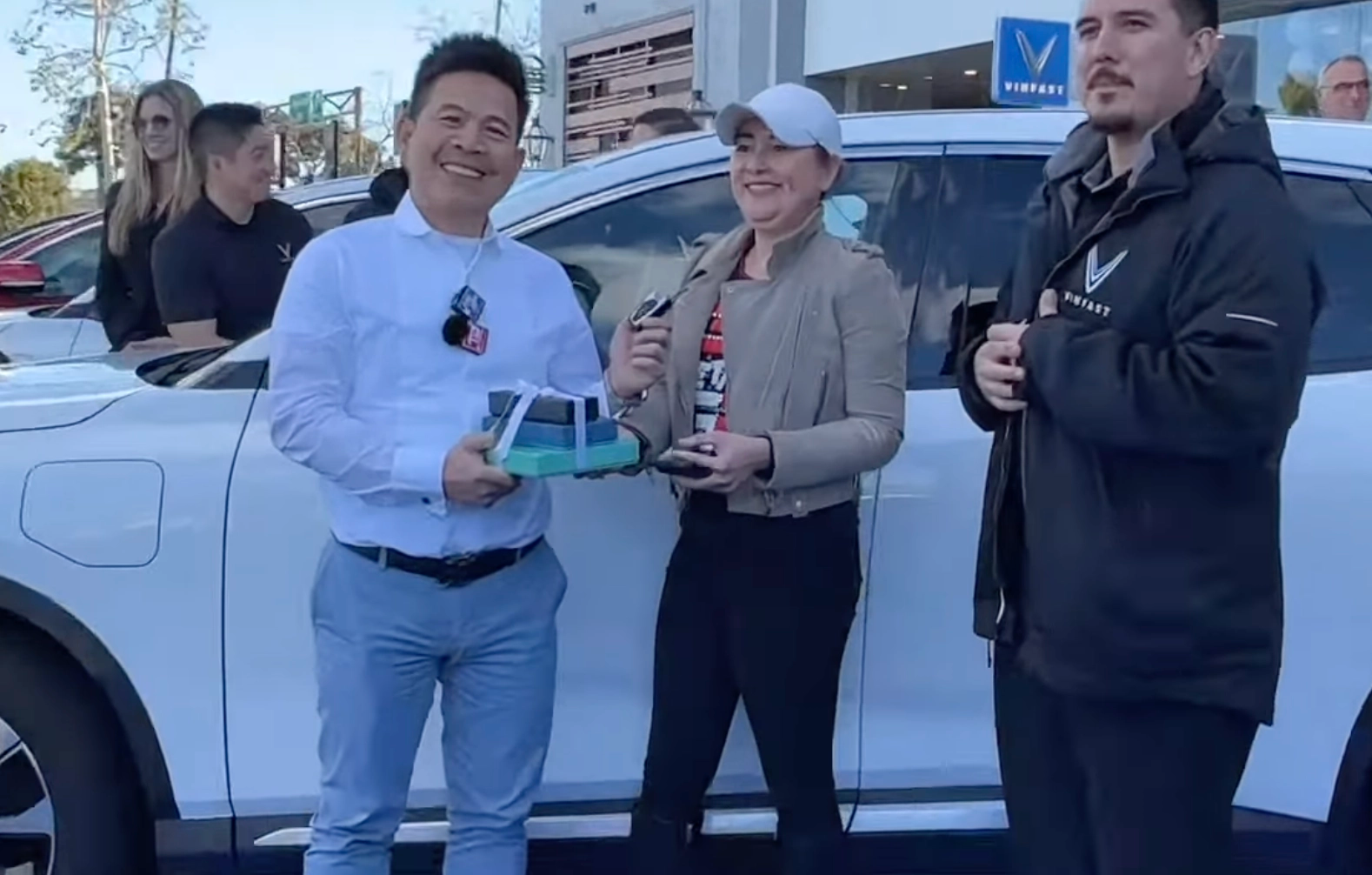 Việt kiều Mỹ nhận VinFast VF 8 lô đầu tiên: ‘Chưa bằng BMW nhưng hơn Toyota, chế độ tự hành mượt mà’ - Ảnh 1. Việt kiều Mỹ nhận VinFast VF 8 lô đầu tiên: ‘Chưa bằng BMW nhưng hơn Toyota, chế độ tự hành mượt mà’ - Ảnh 1.