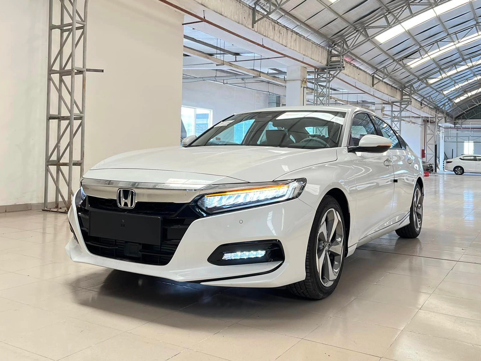 Honda Accord giảm giá 140 triệu đồng tại đại lý: Rẻ ngang bản thấp của Camry nhưng vẫn khó bán - Ảnh 2.