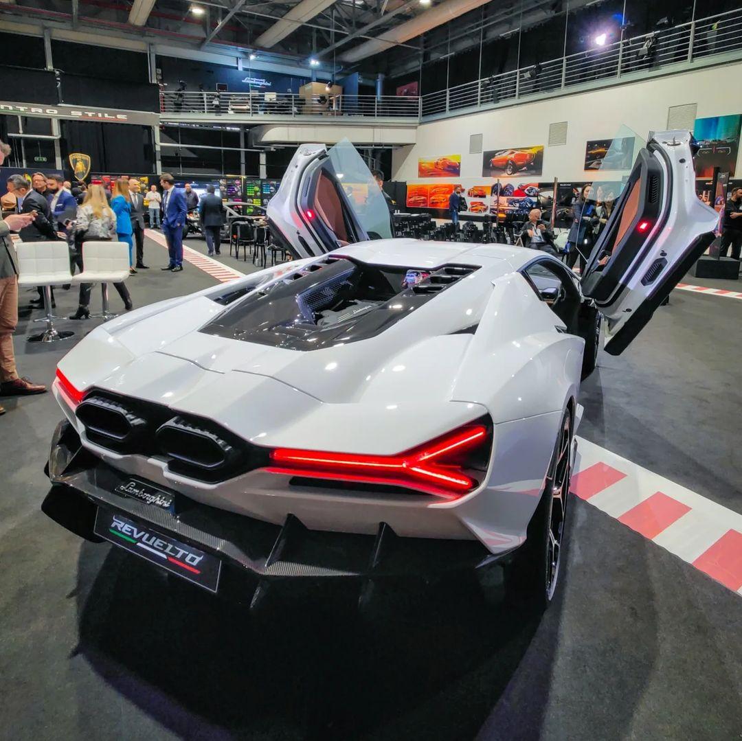 Lamborghini Revuelto vừa ra mắt đã cháy hàng 2 năm - Ảnh 7. Lamborghini Revuelto vừa ra mắt đã cháy hàng 2 năm - Ảnh 7.