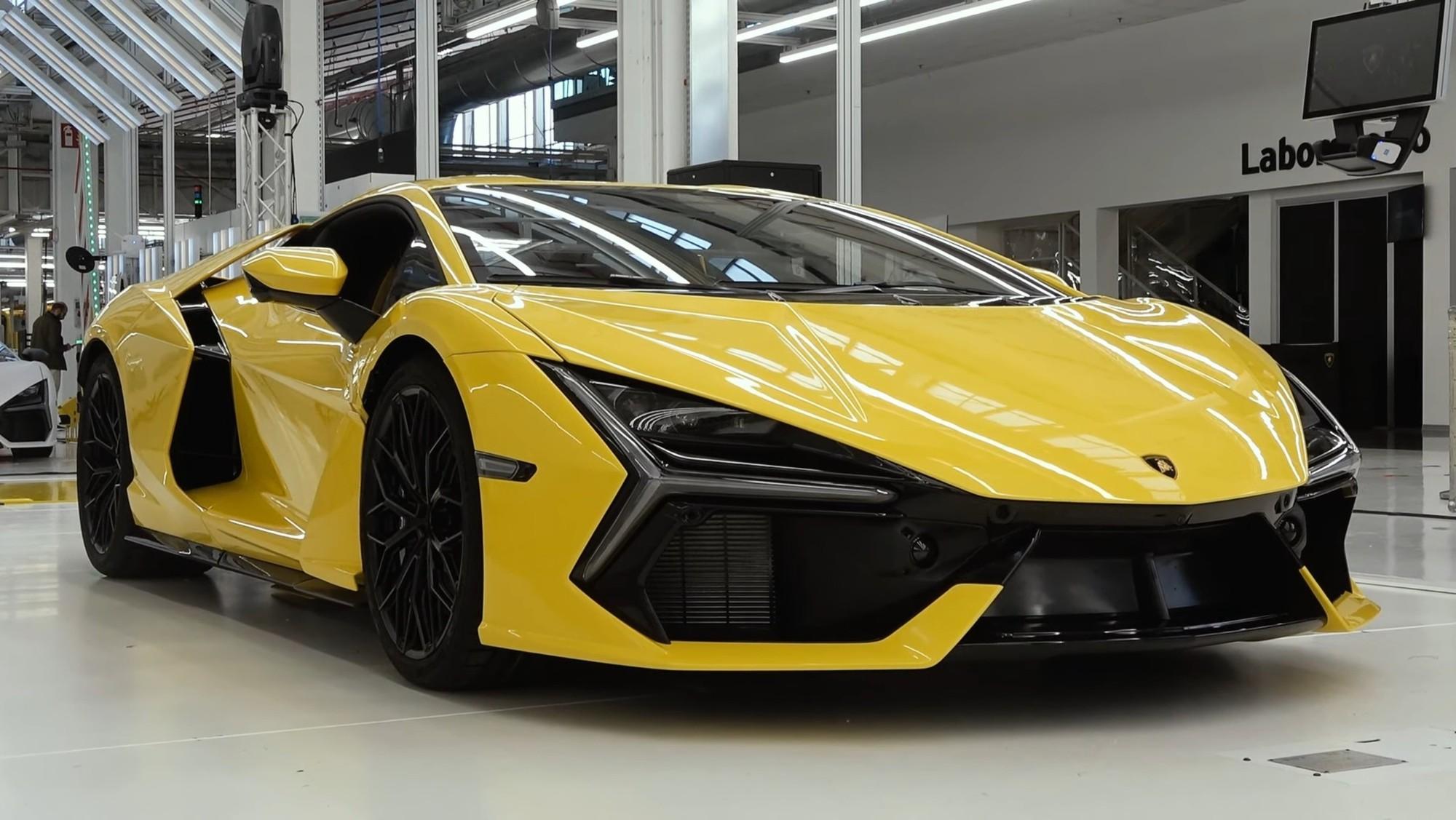 Lamborghini Revuelto vừa ra mắt đã cháy hàng 2 năm - Ảnh 3. Lamborghini Revuelto vừa ra mắt đã cháy hàng 2 năm - Ảnh 3.