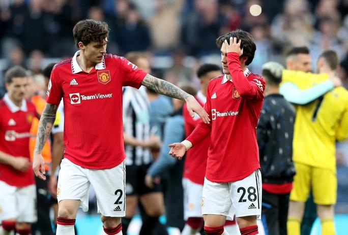 Thua thảm Newcastle, Man United trượt dài giải Ngoại hạng  - Ảnh 7.