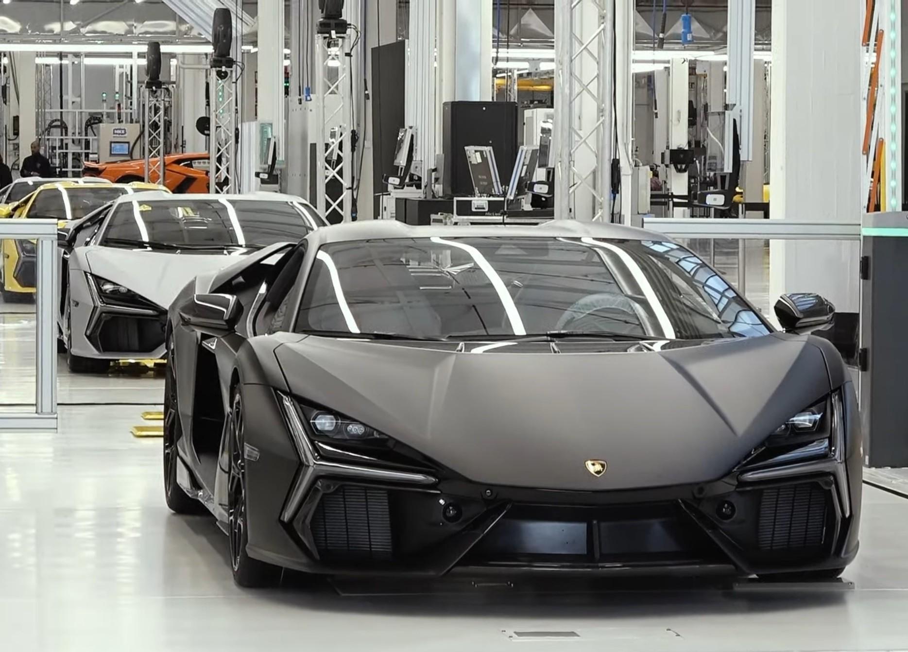 Lamborghini Revuelto vừa ra mắt đã cháy hàng 2 năm - Ảnh 2. Lamborghini Revuelto vừa ra mắt đã cháy hàng 2 năm - Ảnh 2.