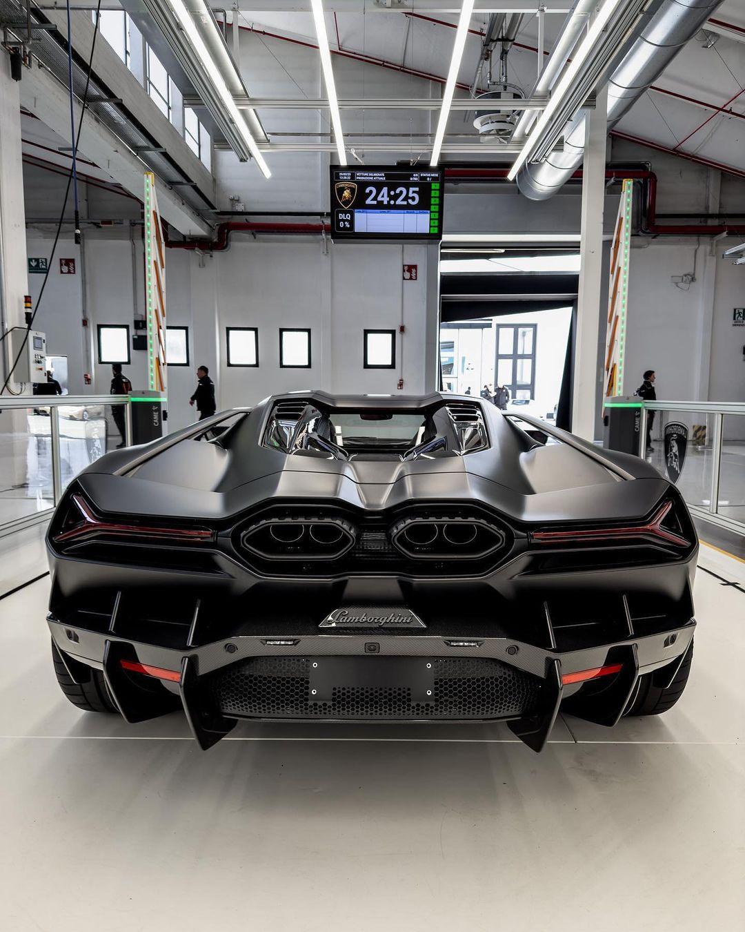 Lamborghini Revuelto vừa ra mắt đã cháy hàng 2 năm - Ảnh 6. Lamborghini Revuelto vừa ra mắt đã cháy hàng 2 năm - Ảnh 6.