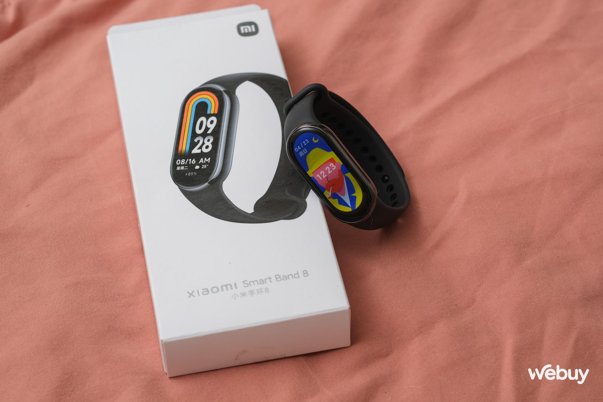 Trên tay Xiaomi Band 8 tại VN: Thiết kế không đổi nhưng nâng cấp dây đeo, có màn hình 60Hz, pin 16 ngày, giá từ 850,000 đồng - Ảnh 1.