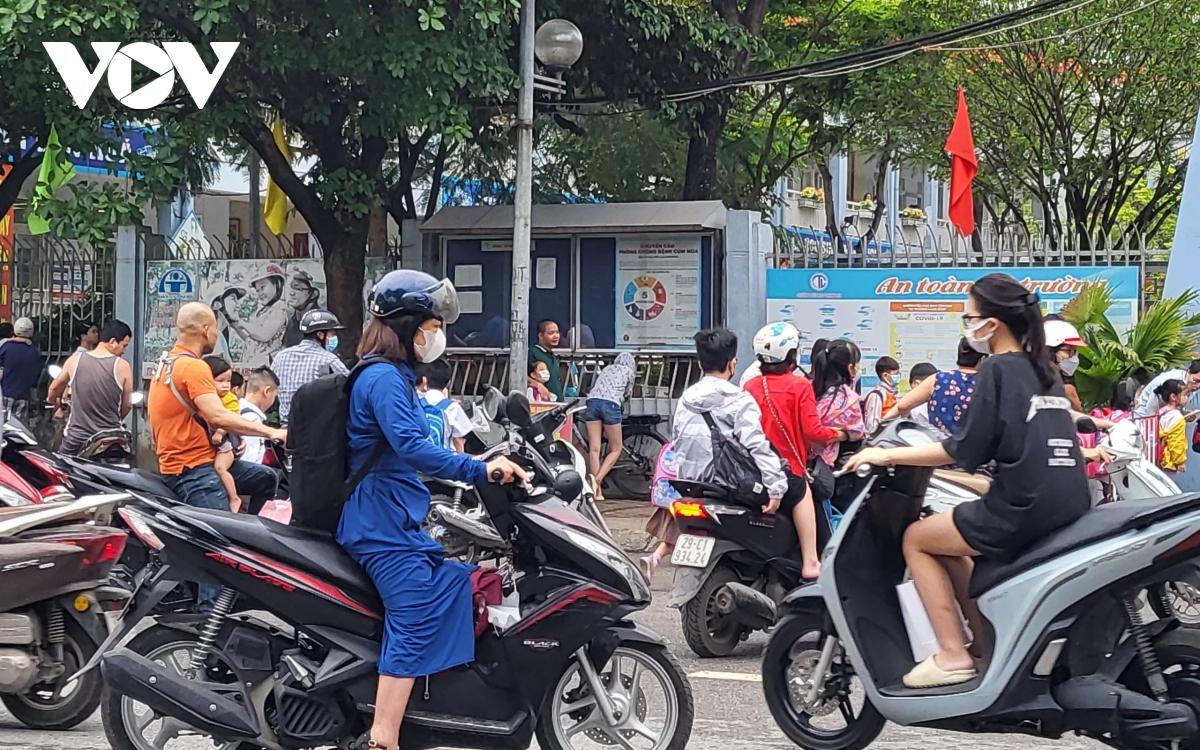 Nhiều phụ huynh Hà Nội không đội mũ bảo hiểm, lượn lách trong giờ tan tầm đi đón con - Ảnh 7.