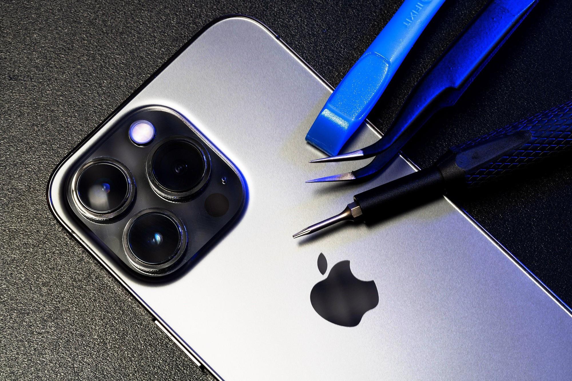 Tháo rời iPhone, nhóm kỹ thuật phát hiện "bí mật động trời" của Apple: Mỗi lần mở ra lại có một thứ khó tin! - Ảnh 2. Tháo rời iPhone, nhóm kỹ thuật phát hiện "bí mật động trời" của Apple: Mỗi lần mở ra lại có một thứ khó tin! - Ảnh 2.