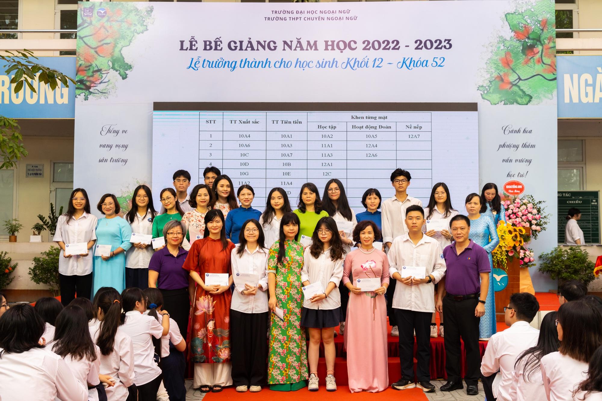 Lễ bế giảng của ngôi trường "siêu ngoại ngữ": 1001 cảm xúc bồi hồi, chỉ một khoảnh khắc nhưng đã đủ thấy độ giỏi giang của "thần dân" nơi đây rồi! - Ảnh 9.