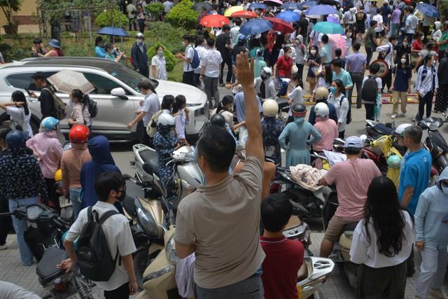 Hơn 6000 sĩ tử Hà Nội bước vào kỳ thi tuyển sinh lớp 10 trường chuyên đầu tiên: Đề thi vừa sức, nhưng vẫn có thí sinh bật khóc nức nở - Ảnh 14.