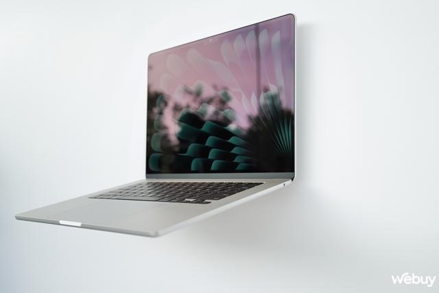 Ảnh thực tế chiếc MacBook 15 inch mỏng nhẹ nhất của Apple, giá chính hãng chỉ 32,99 triệu đồng - Ảnh 7. Ảnh thực tế chiếc MacBook 15 inch mỏng nhẹ nhất của Apple, giá chính hãng chỉ 32,99 triệu đồng - Ảnh 7.