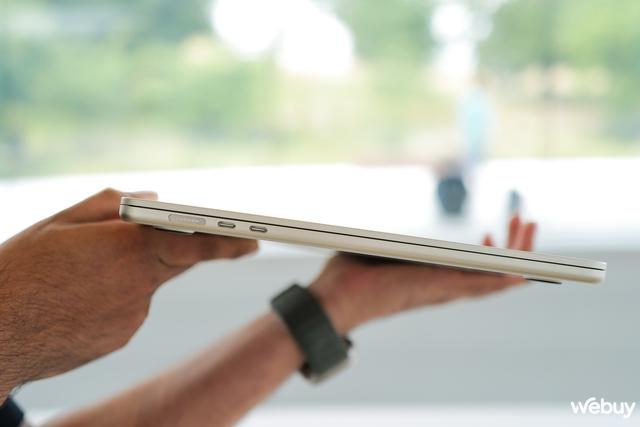 Ảnh thực tế chiếc MacBook 15 inch mỏng nhẹ nhất của Apple, giá chính hãng chỉ 32,99 triệu đồng - Ảnh 10. Ảnh thực tế chiếc MacBook 15 inch mỏng nhẹ nhất của Apple, giá chính hãng chỉ 32,99 triệu đồng - Ảnh 10.