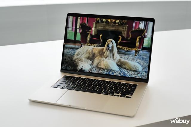 Ảnh thực tế chiếc MacBook 15 inch mỏng nhẹ nhất của Apple, giá chính hãng chỉ 32,99 triệu đồng - Ảnh 4. Ảnh thực tế chiếc MacBook 15 inch mỏng nhẹ nhất của Apple, giá chính hãng chỉ 32,99 triệu đồng - Ảnh 4.