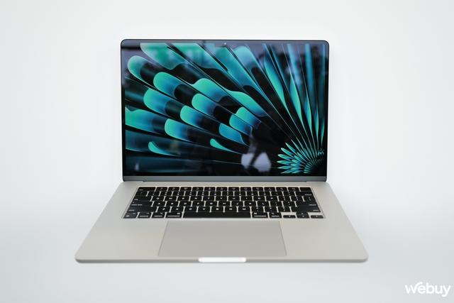 Ảnh thực tế chiếc MacBook 15 inch mỏng nhẹ nhất của Apple, giá chính hãng chỉ 32,99 triệu đồng - Ảnh 2. Ảnh thực tế chiếc MacBook 15 inch mỏng nhẹ nhất của Apple, giá chính hãng chỉ 32,99 triệu đồng - Ảnh 2.