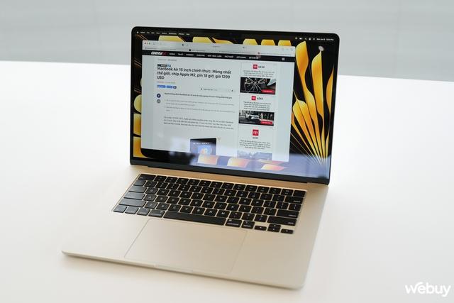 Ảnh thực tế chiếc MacBook 15 inch mỏng nhẹ nhất của Apple, giá chính hãng chỉ 32,99 triệu đồng - Ảnh 3. Ảnh thực tế chiếc MacBook 15 inch mỏng nhẹ nhất của Apple, giá chính hãng chỉ 32,99 triệu đồng - Ảnh 3.