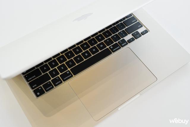 Ảnh thực tế chiếc MacBook 15 inch mỏng nhẹ nhất của Apple, giá chính hãng chỉ 32,99 triệu đồng - Ảnh 13. Ảnh thực tế chiếc MacBook 15 inch mỏng nhẹ nhất của Apple, giá chính hãng chỉ 32,99 triệu đồng - Ảnh 13.