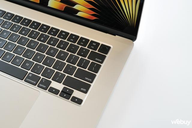 Ảnh thực tế chiếc MacBook 15 inch mỏng nhẹ nhất của Apple, giá chính hãng chỉ 32,99 triệu đồng - Ảnh 12. Ảnh thực tế chiếc MacBook 15 inch mỏng nhẹ nhất của Apple, giá chính hãng chỉ 32,99 triệu đồng - Ảnh 12.
