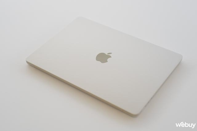 Ảnh thực tế chiếc MacBook 15 inch mỏng nhẹ nhất của Apple, giá chính hãng chỉ 32,99 triệu đồng - Ảnh 1. Ảnh thực tế chiếc MacBook 15 inch mỏng nhẹ nhất của Apple, giá chính hãng chỉ 32,99 triệu đồng - Ảnh 1.