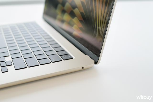 Ảnh thực tế chiếc MacBook 15 inch mỏng nhẹ nhất của Apple, giá chính hãng chỉ 32,99 triệu đồng - Ảnh 11. Ảnh thực tế chiếc MacBook 15 inch mỏng nhẹ nhất của Apple, giá chính hãng chỉ 32,99 triệu đồng - Ảnh 11.